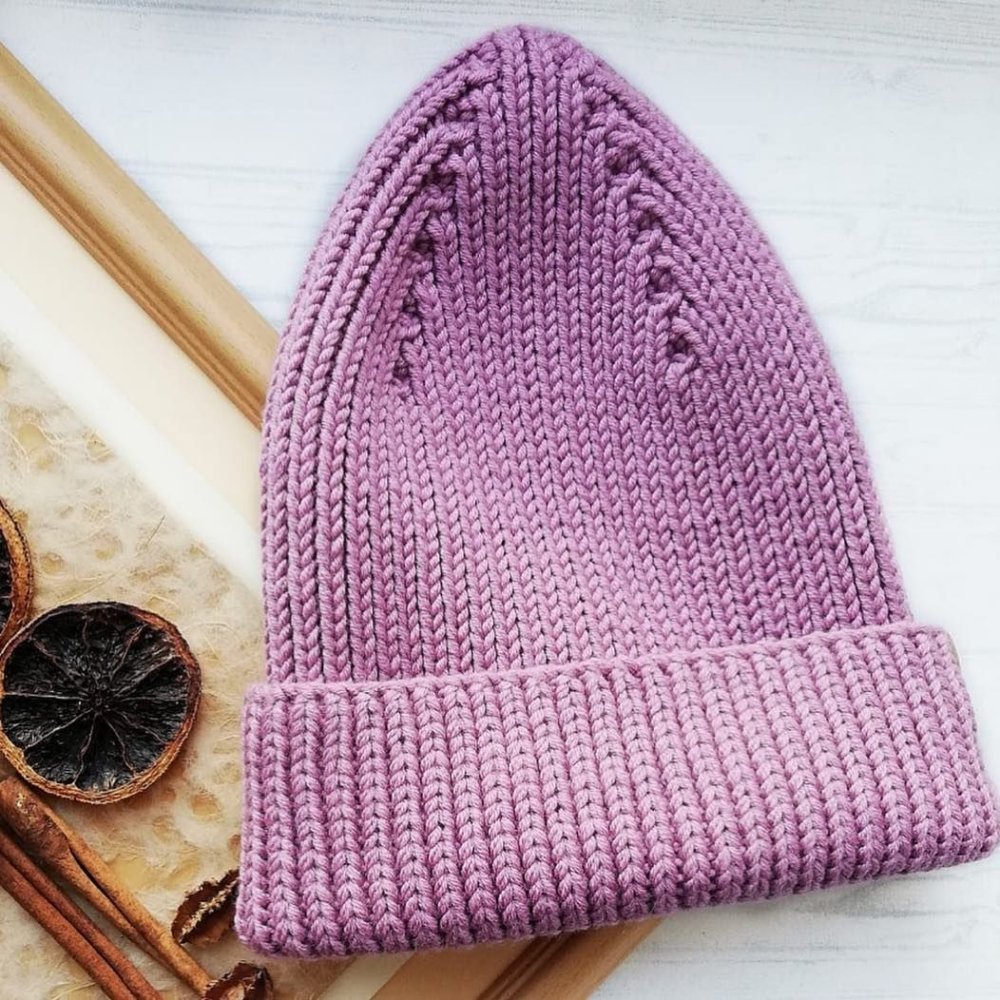 Шапка с красивой макушкой спицами