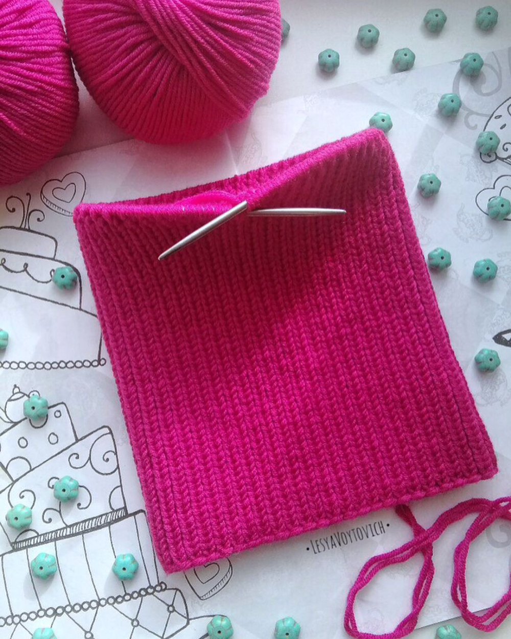 Азиатская шапка конусом на девушке