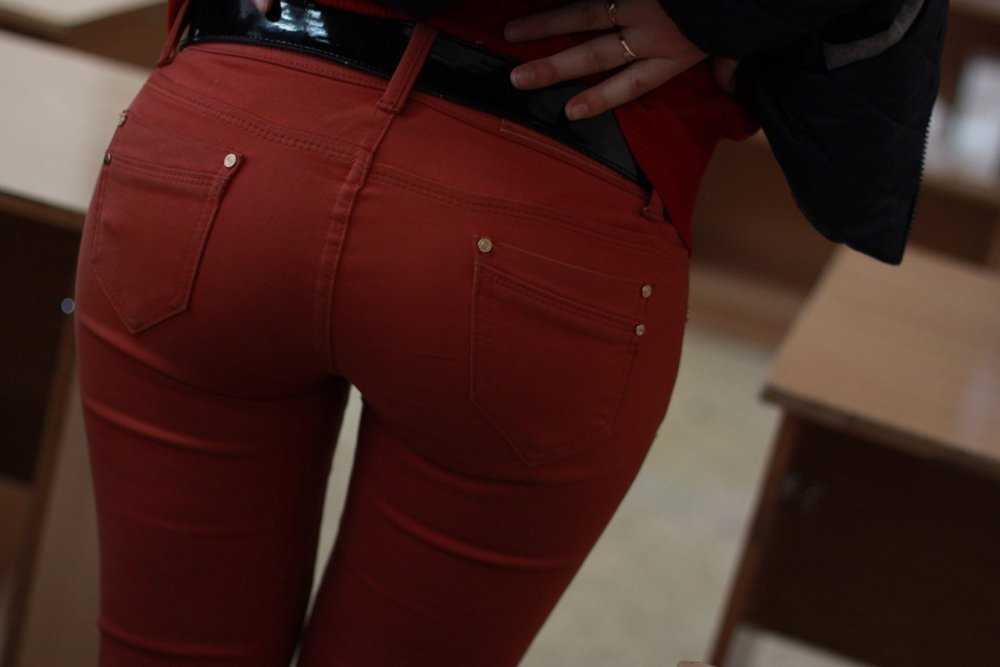 Попка в красных штанах