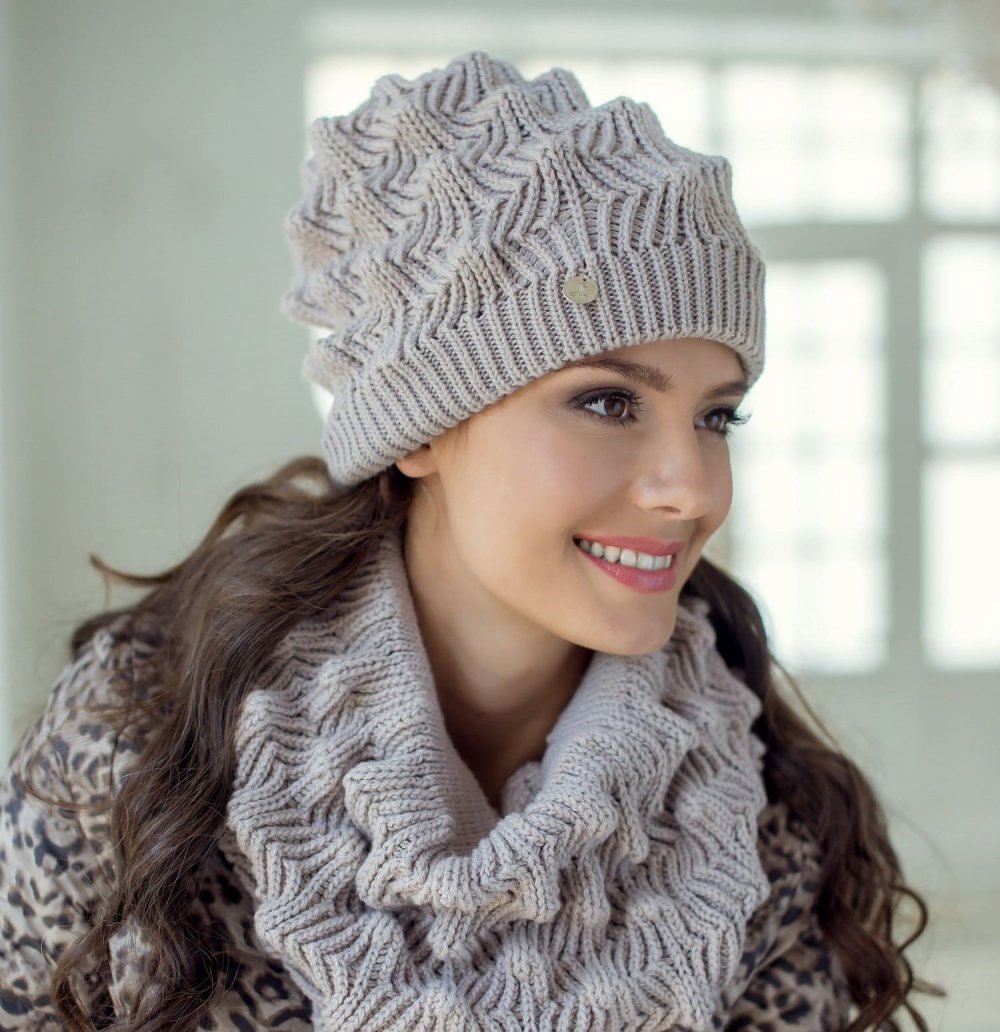 Вязаные шапки объемным узором