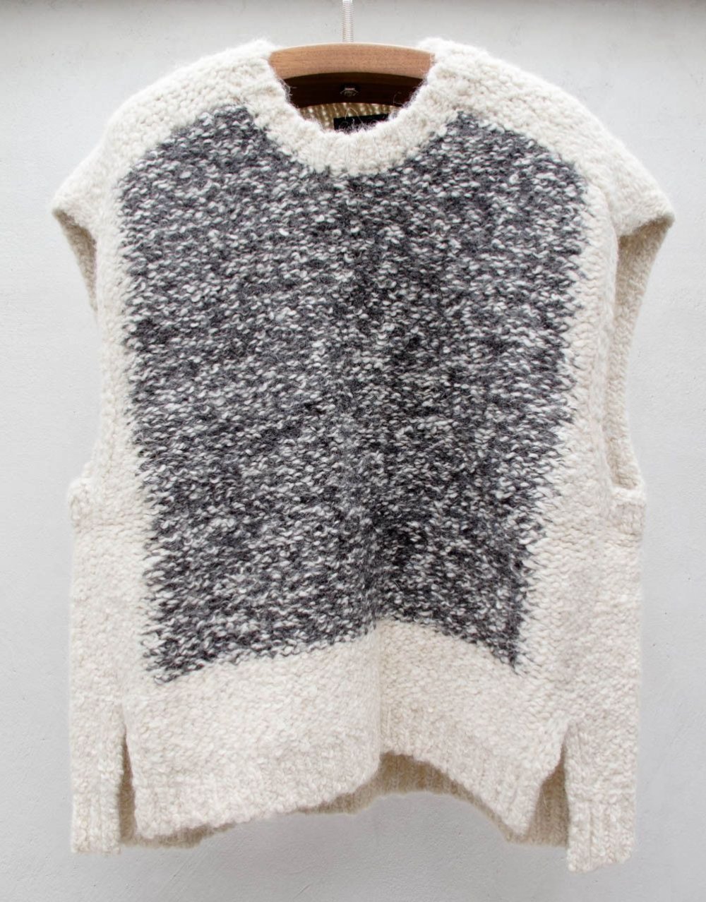 Свитер из буклированной пряжи спицами