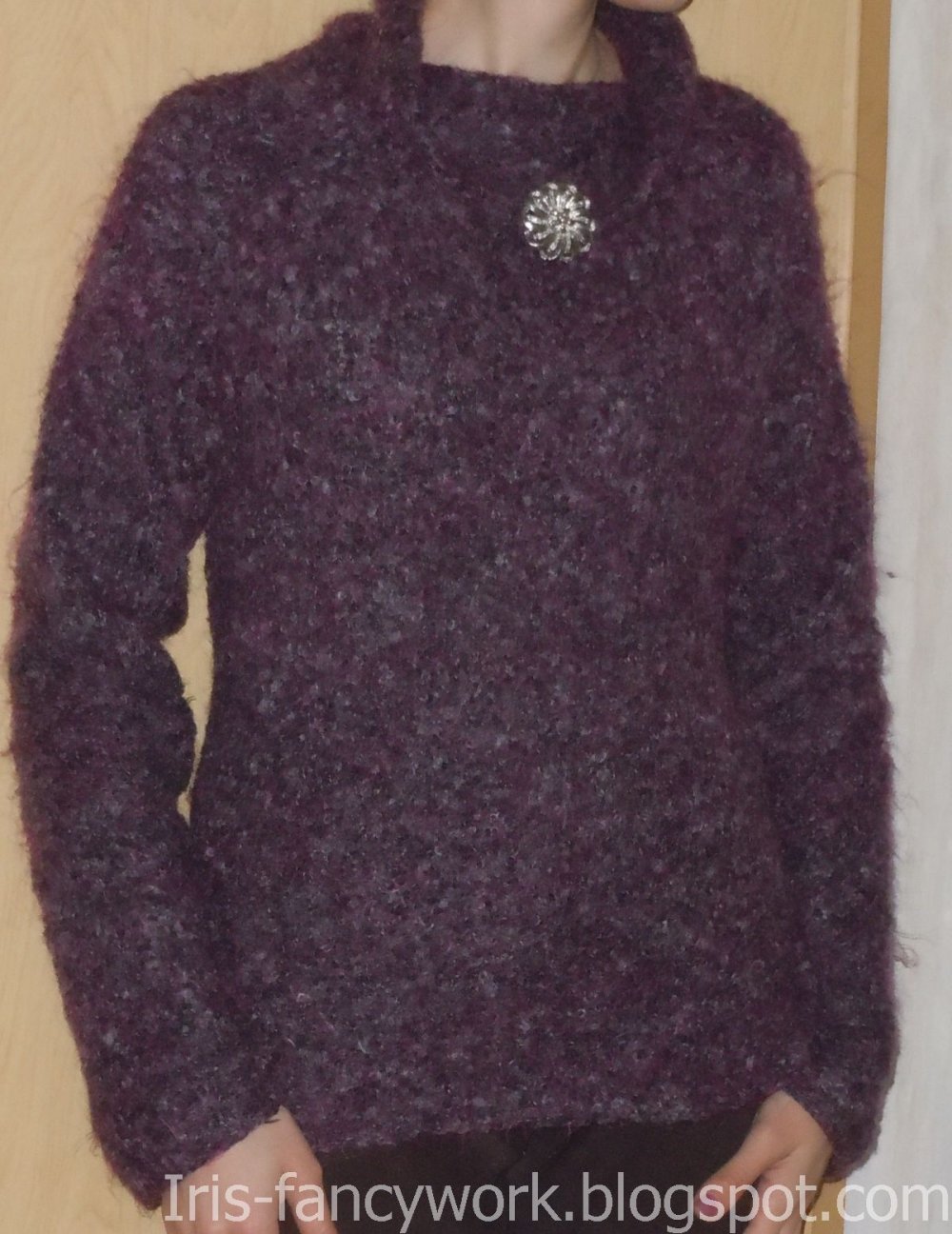 Пуловер из пряжи букле