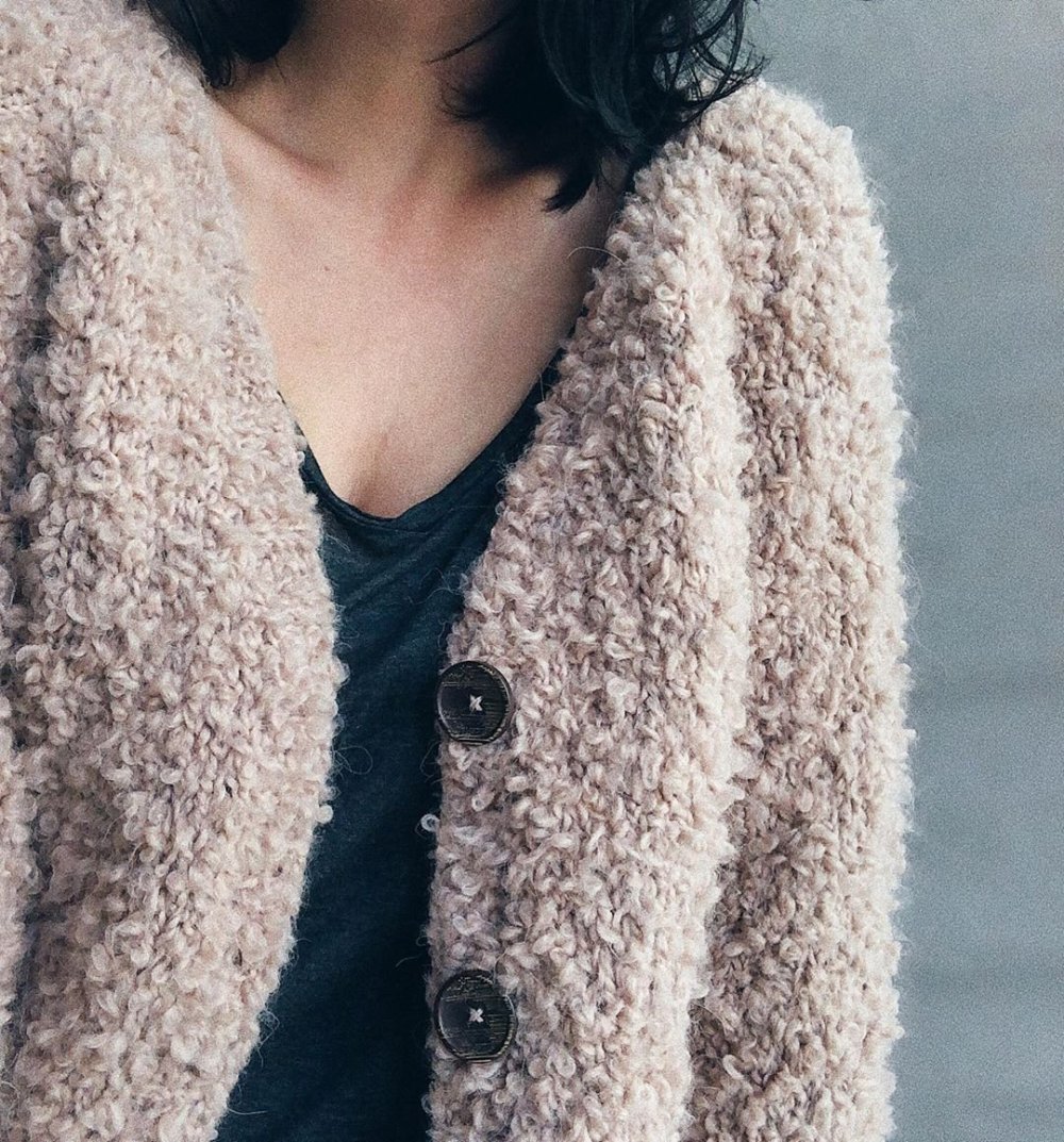 Кардиган из буклированной пряжи Пехорка