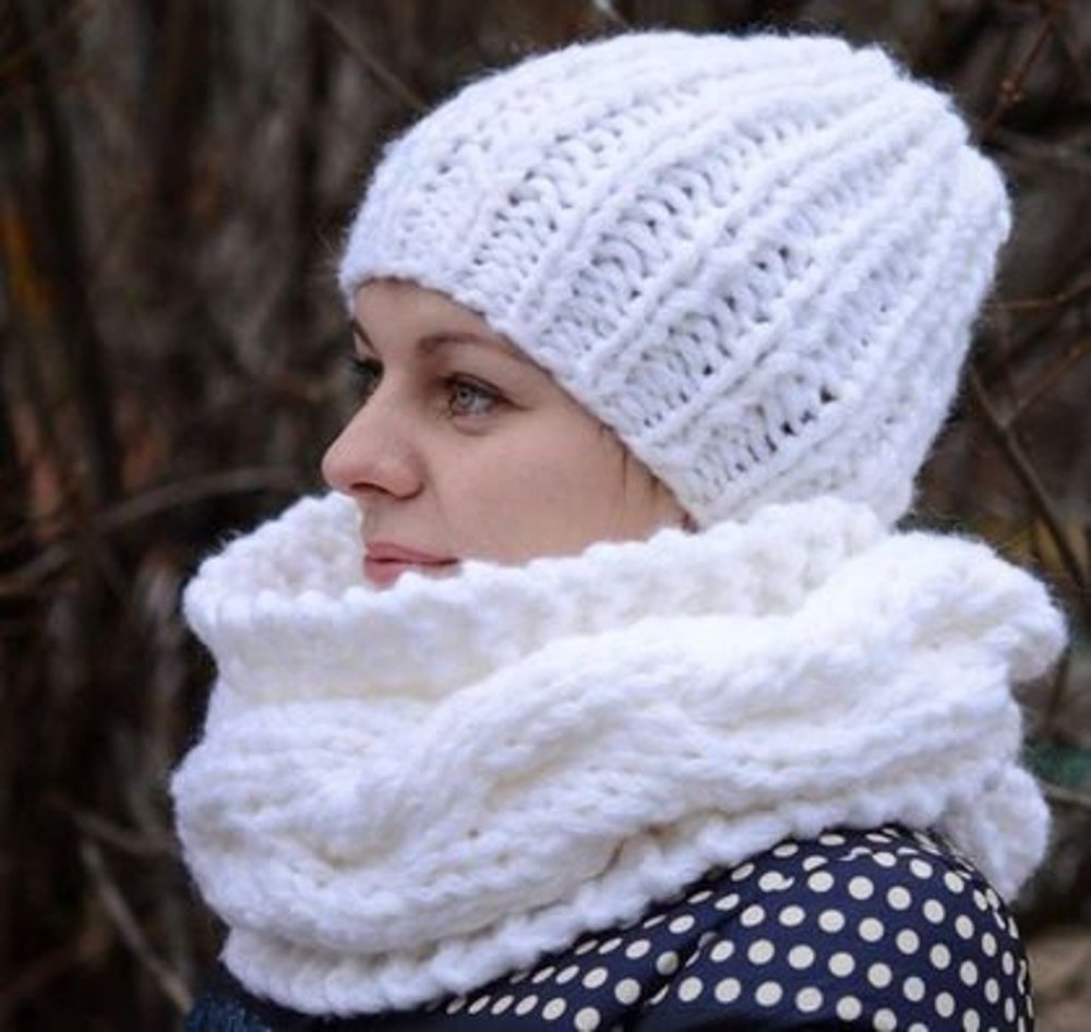 Шапка с большим помпоном женская