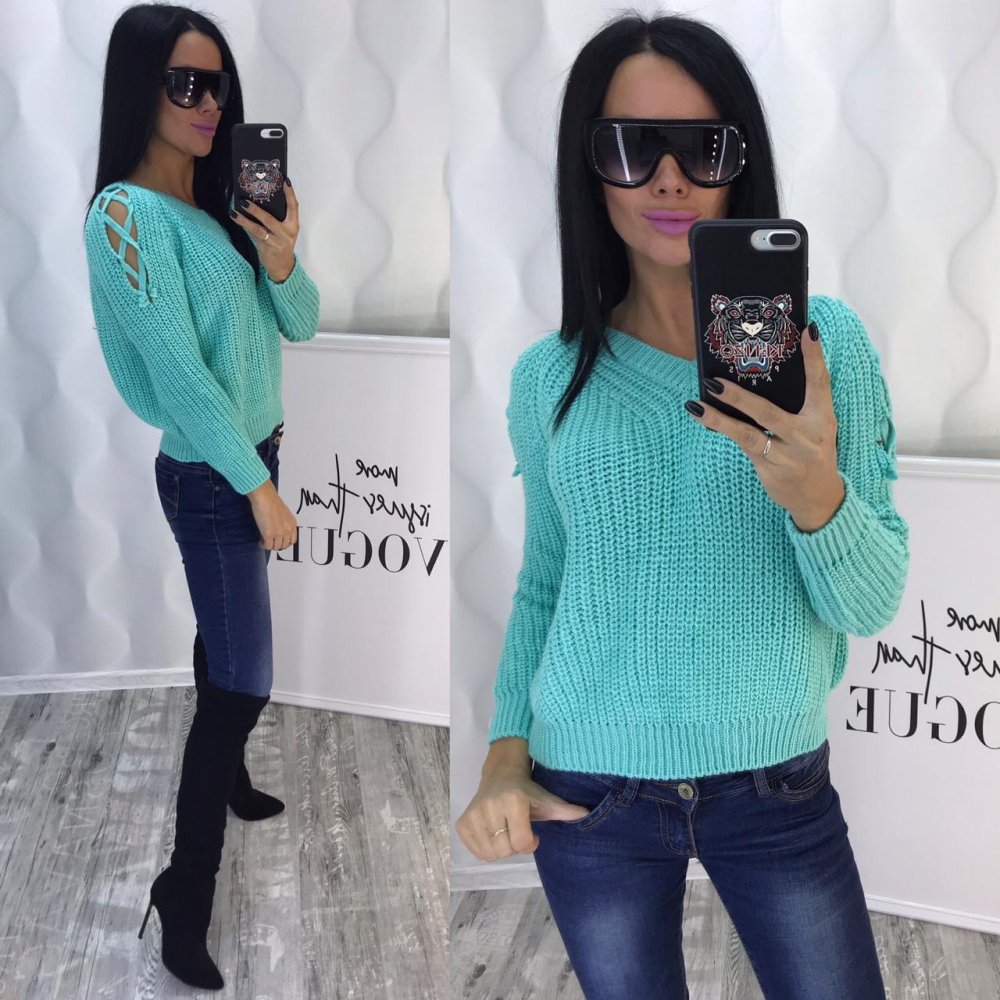 Кофта с вырезом