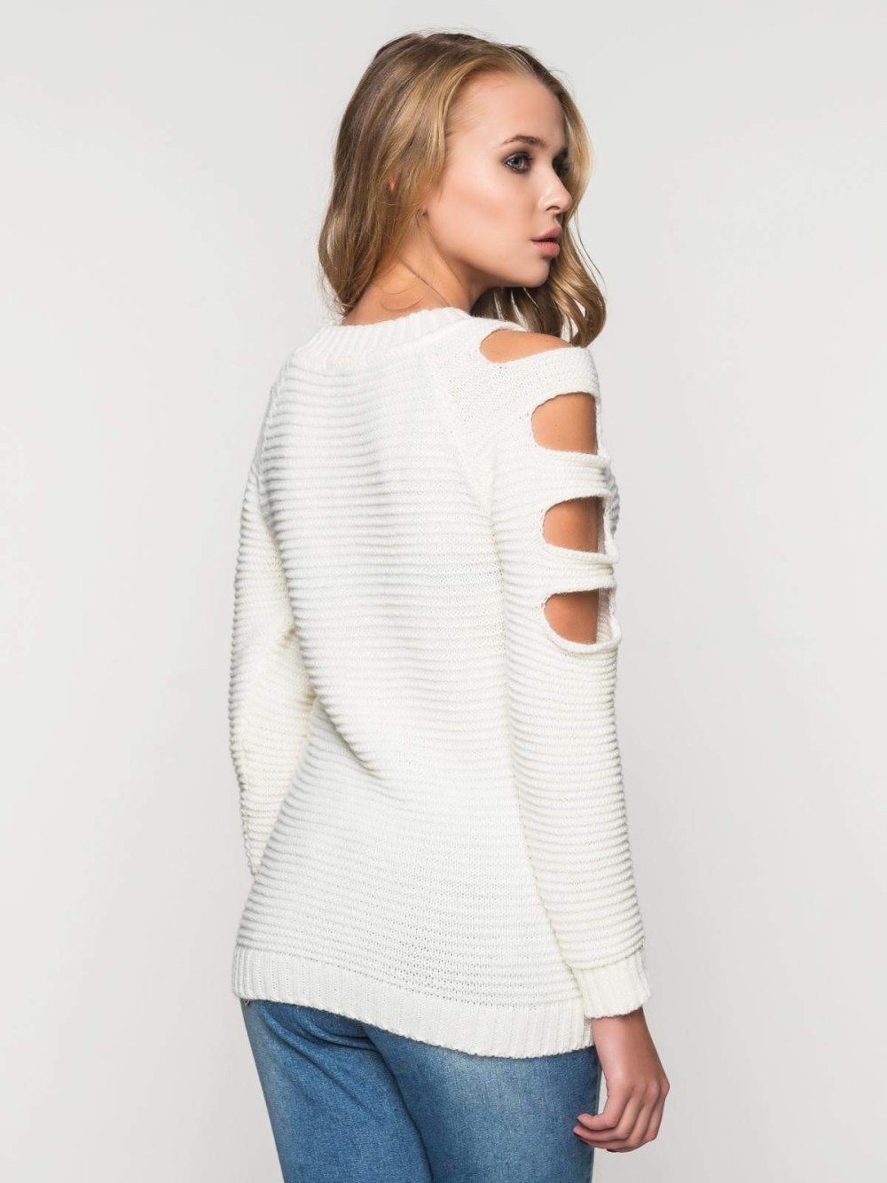 Черный свитер с дырками