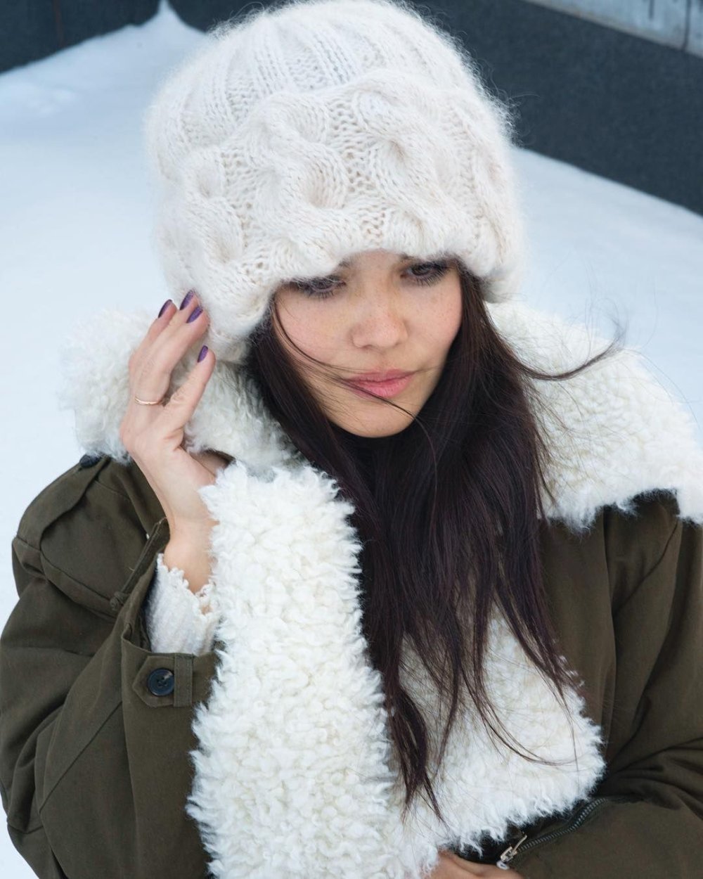 Белая шапка из мохера