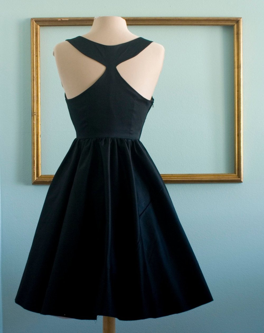 Платье на манекене