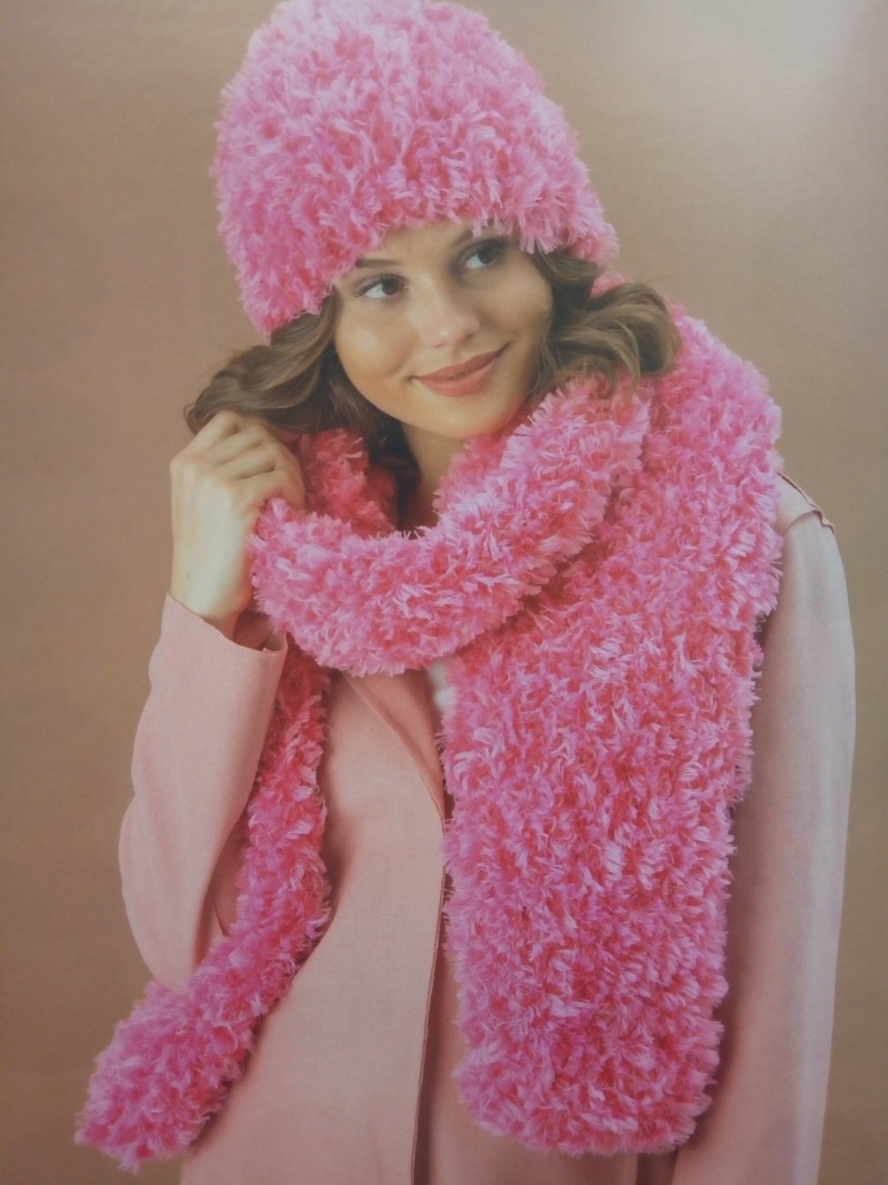 Шапка из велюровой пряжи спицами