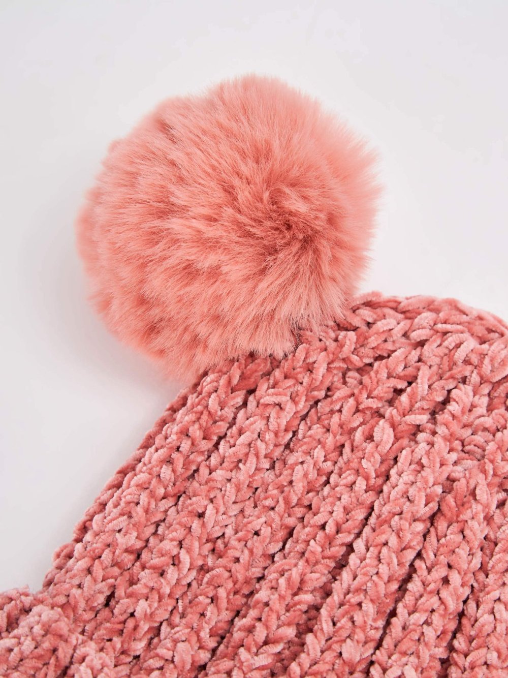 Велюровая шапка вязаная