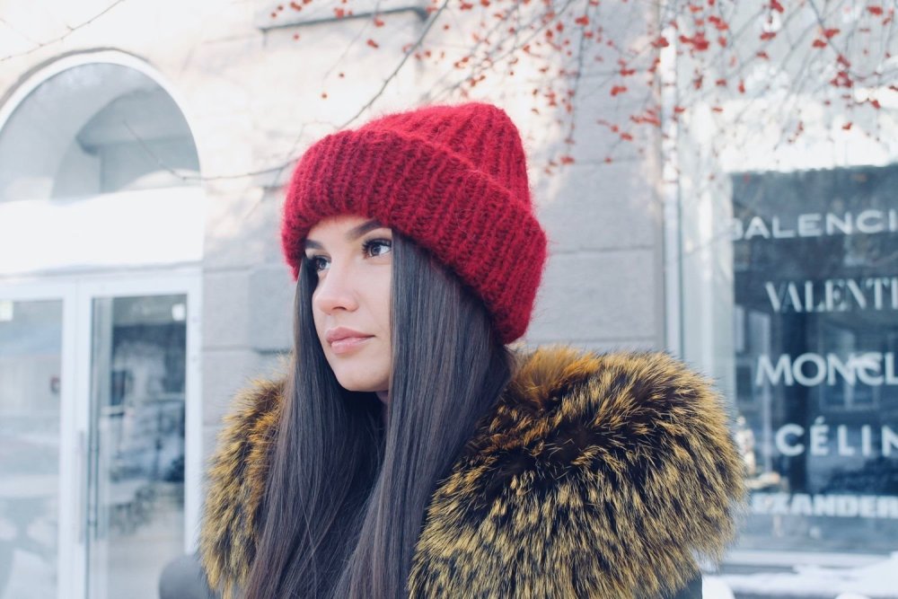 Сиреневая вязаная шапка