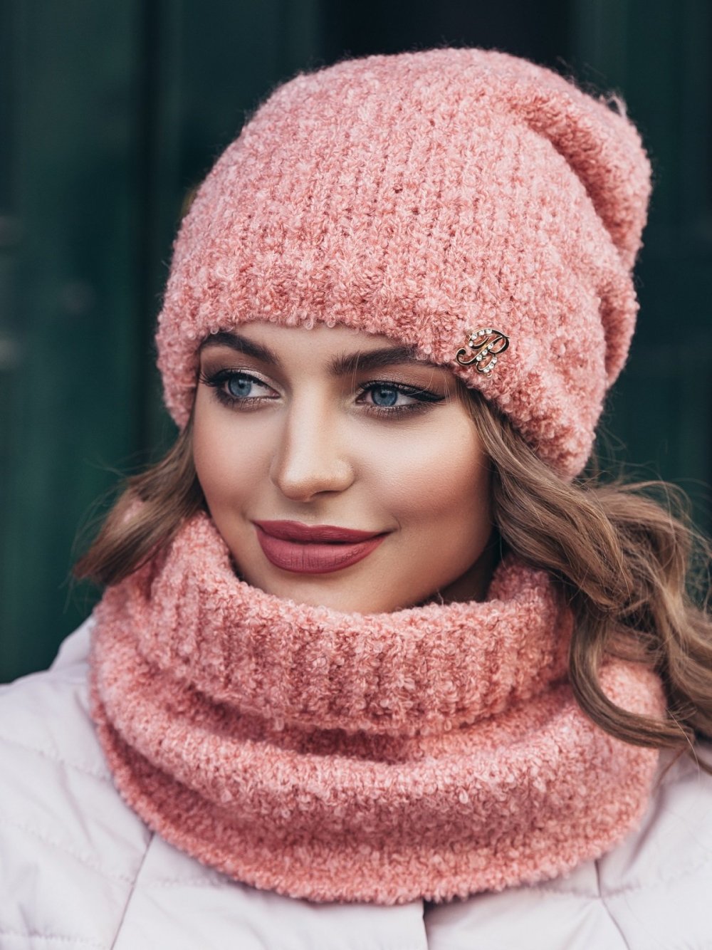 Женская шапка из велюровой пряжи