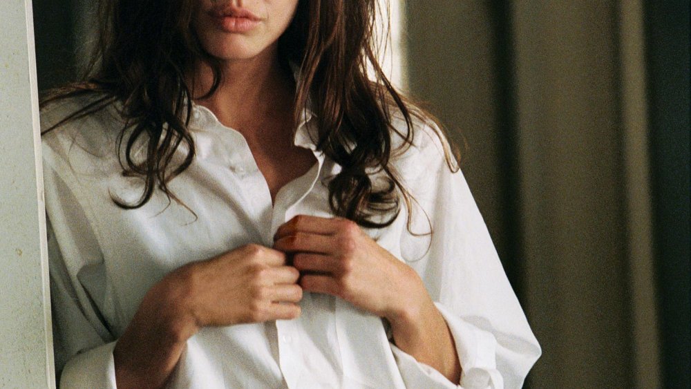 Анджелина Джоли в мужской рубашке