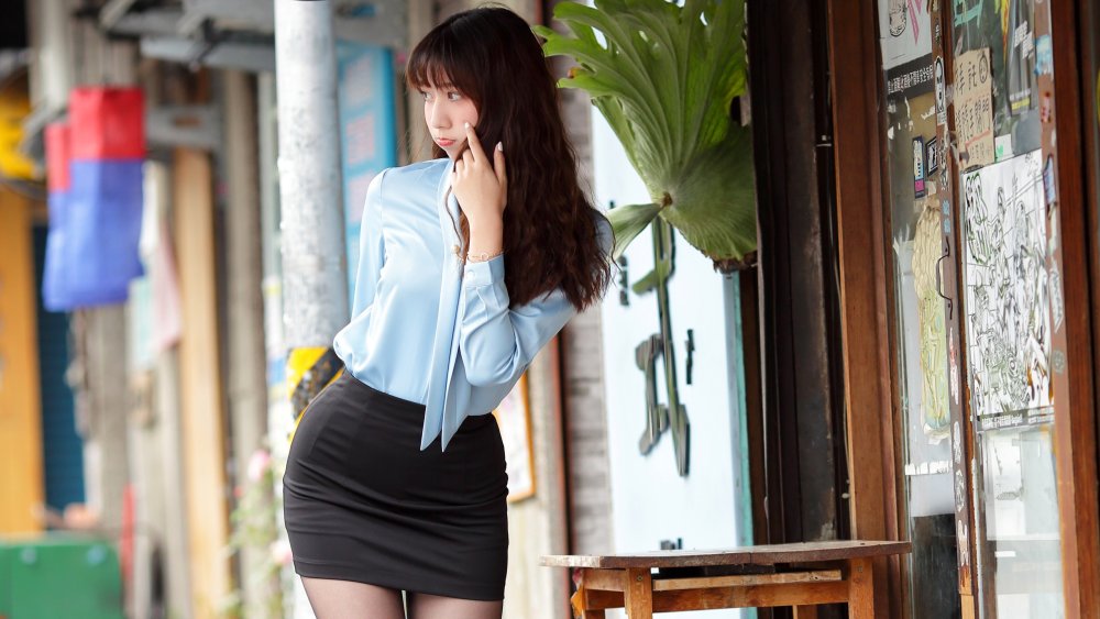 Строгая японская девушка
