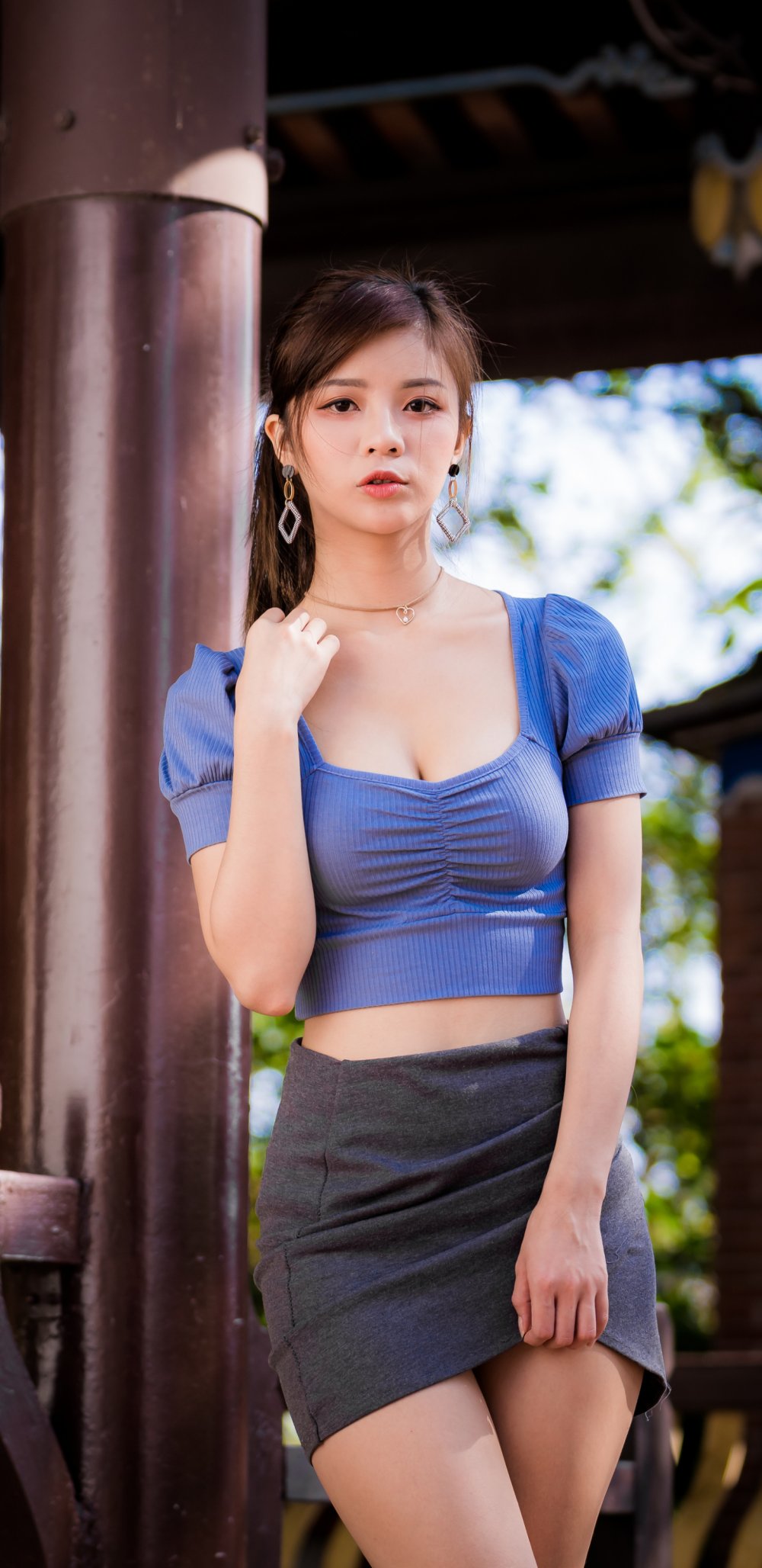 Девушка в очках и блузке