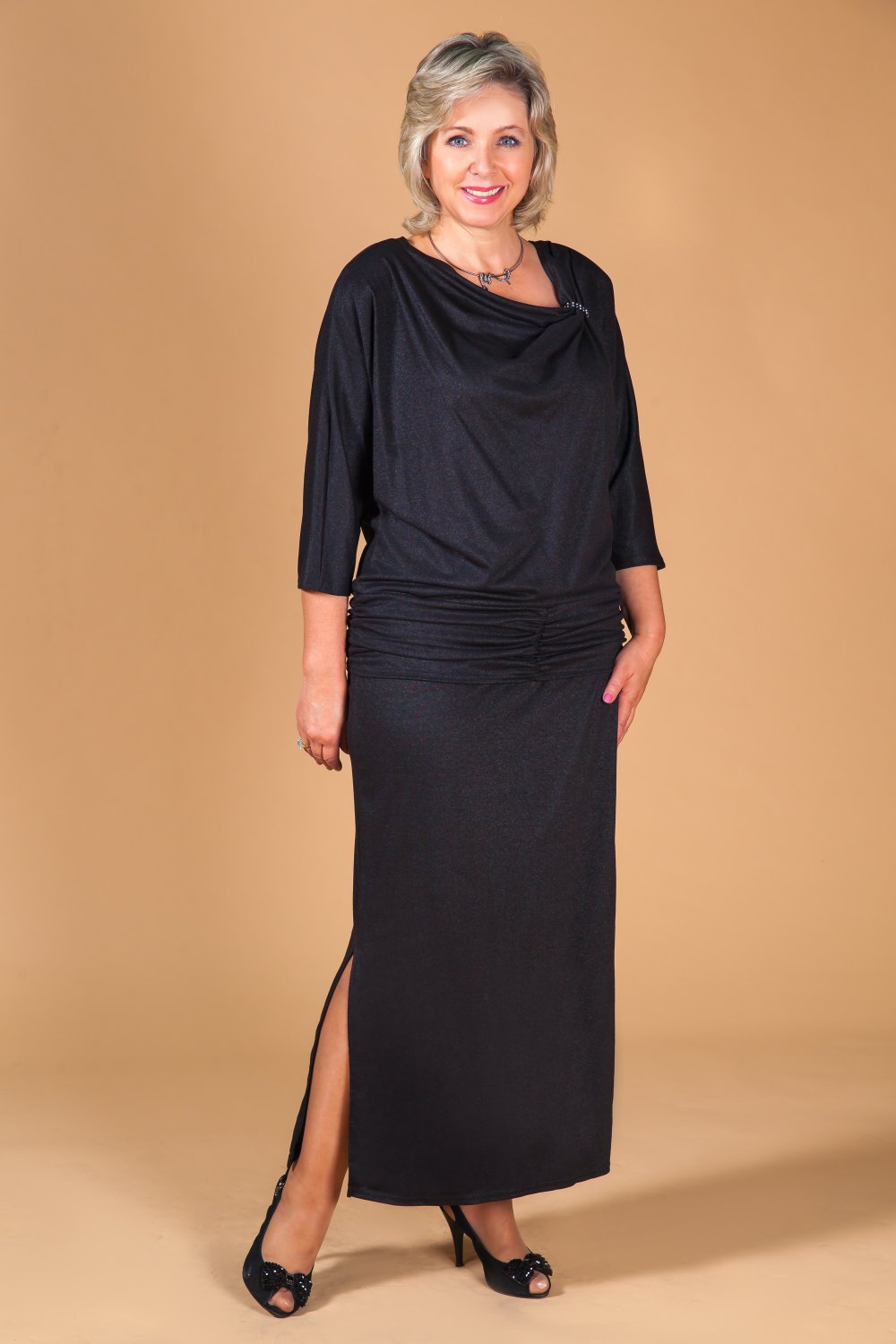 Пожилая женщина в платье