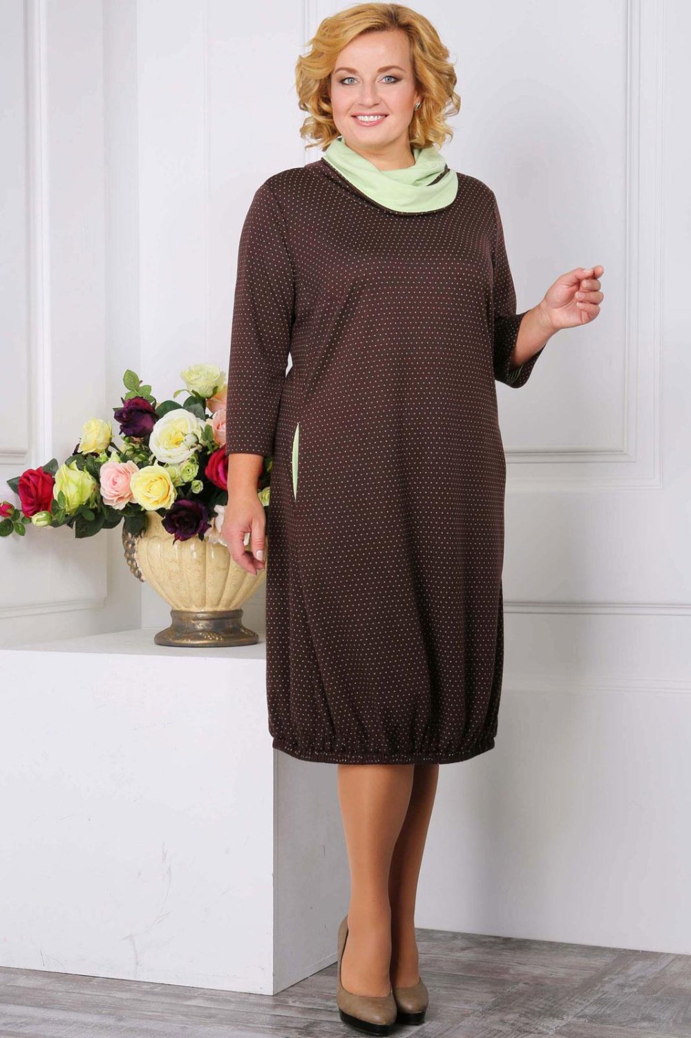 Немолодая женщина в платье