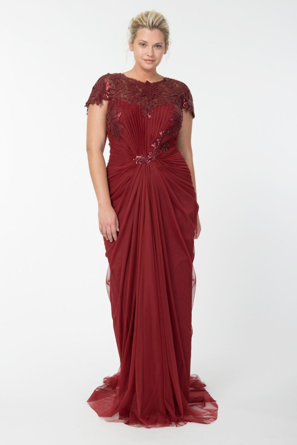 Пожилая женщина в платье