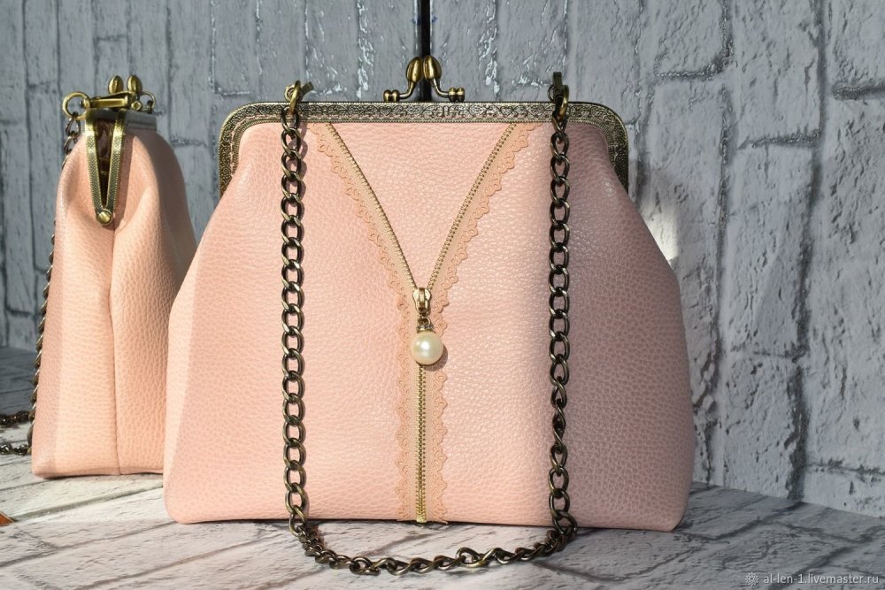 Клатч с застежкой поцелуйчик