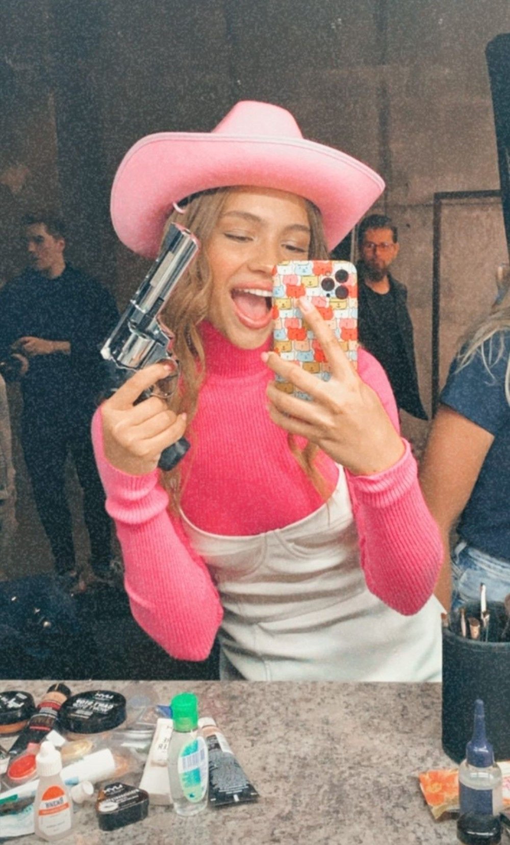 Брюнетка в полный рост зимой