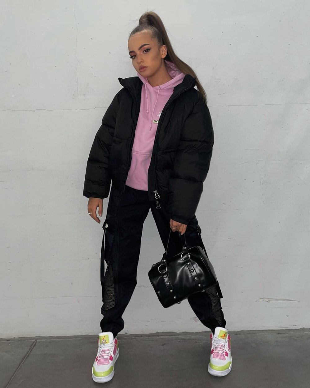 Красивые девушки в белых шортиках