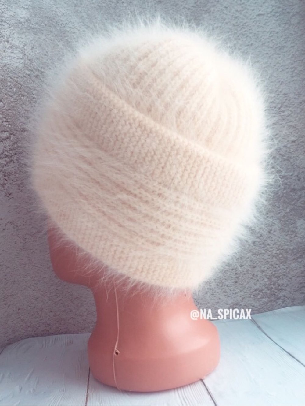 Шапка из ангоры с косами