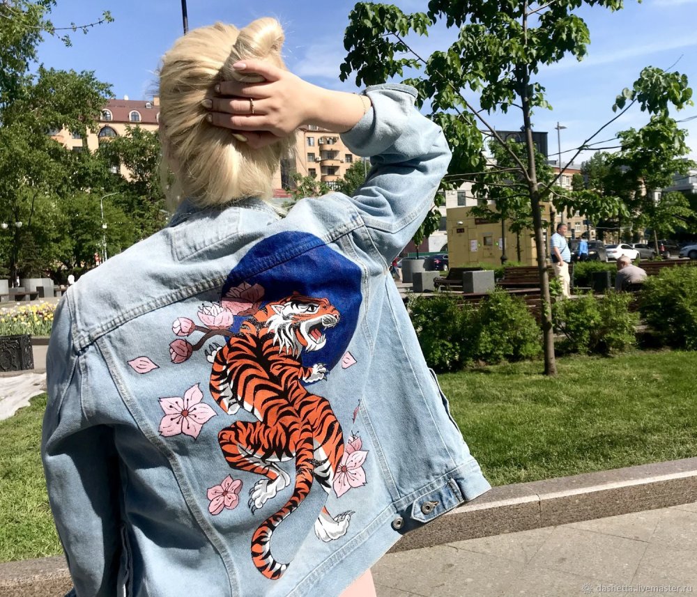 Одуванчики на джинсовой куртке