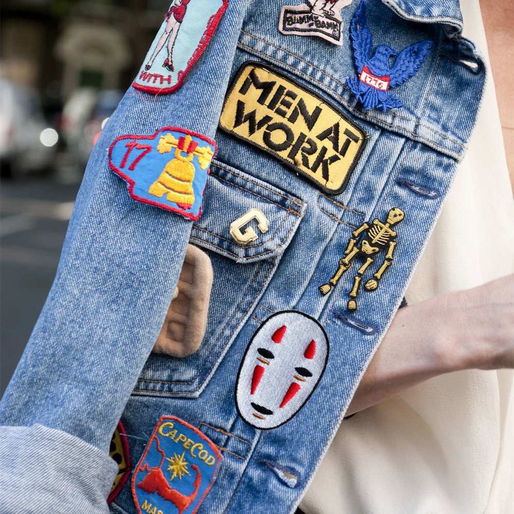 Джинсовка с нашивками