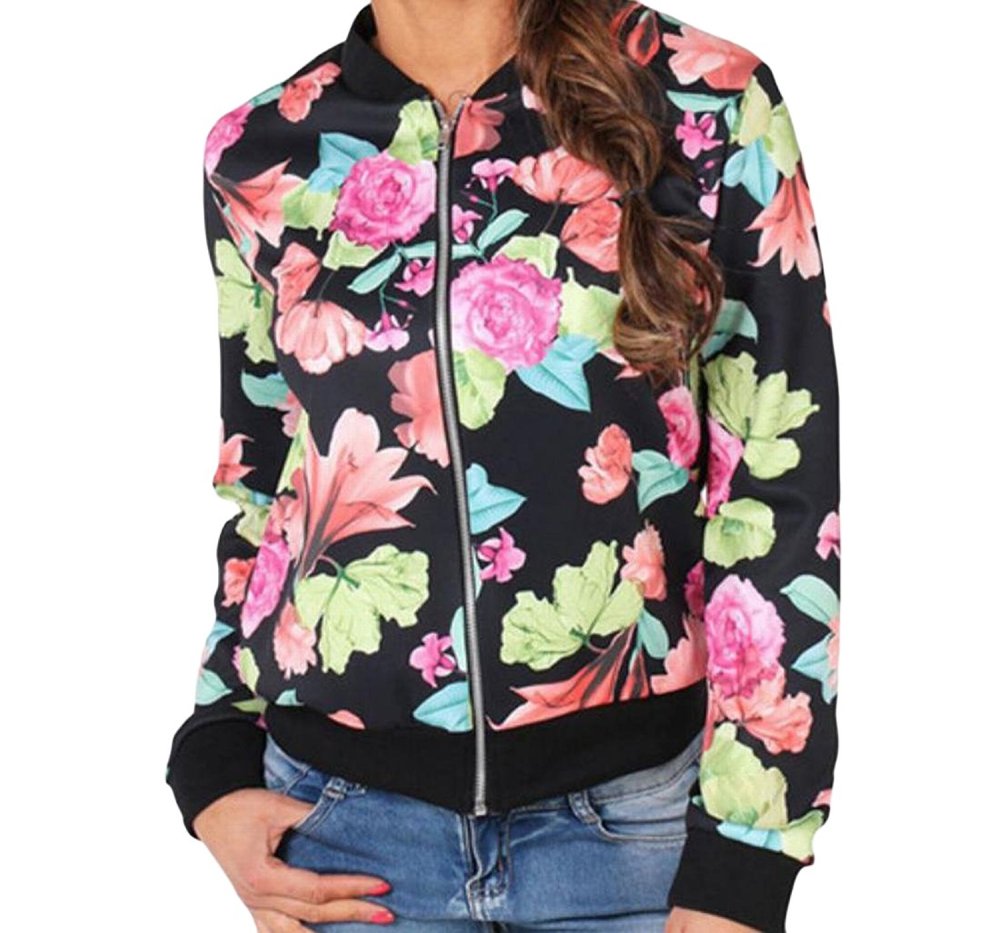 Девушки в разноцветных куртках