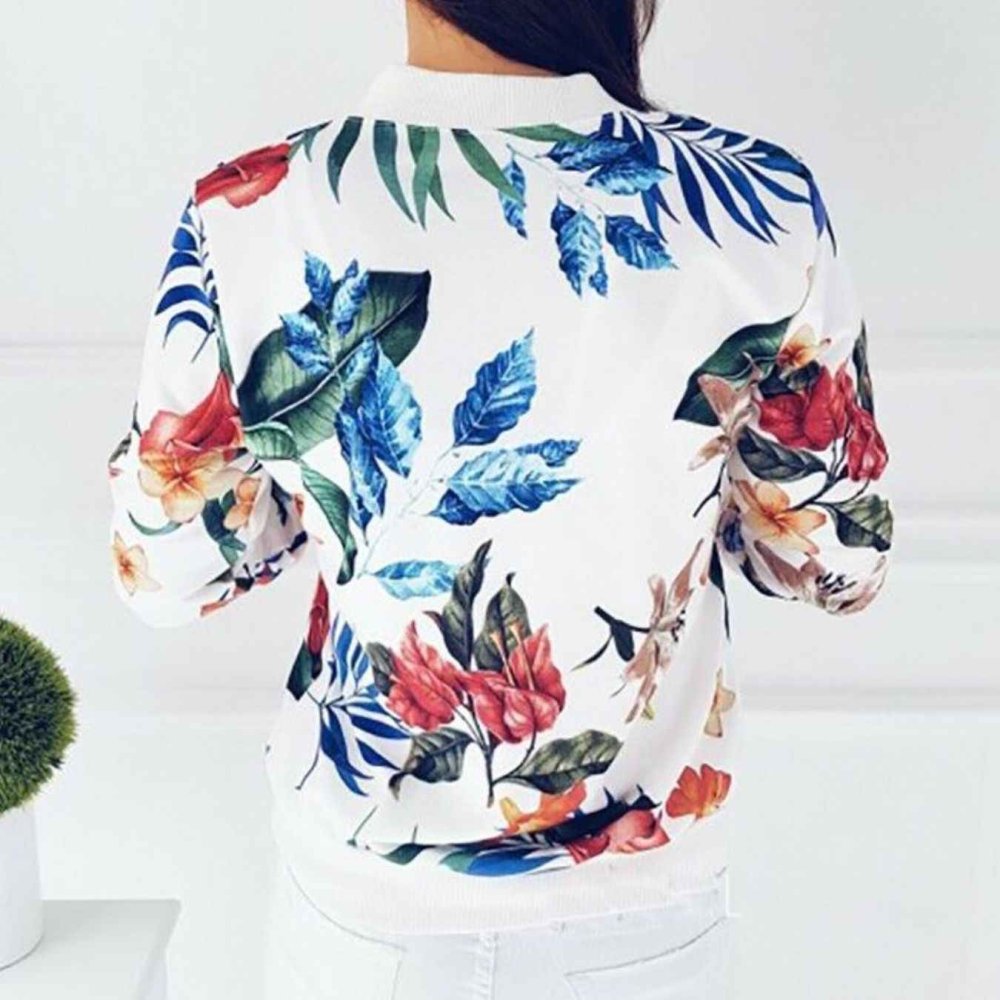 Кожаная куртка с нашивками женская