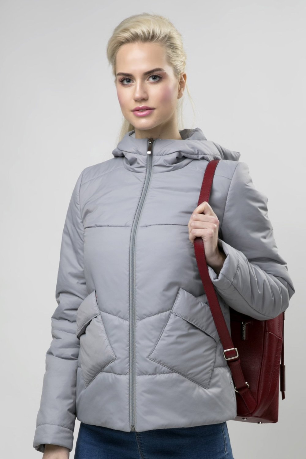 Женская куртка с карманами на длинной молнии