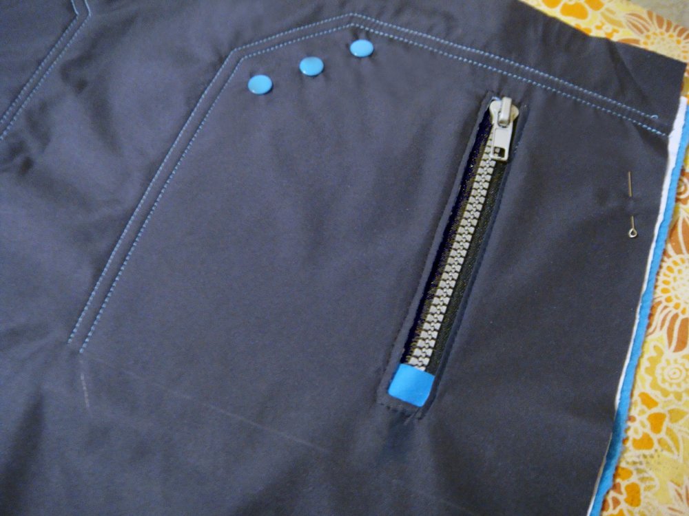 Карман с молнией на куртке
