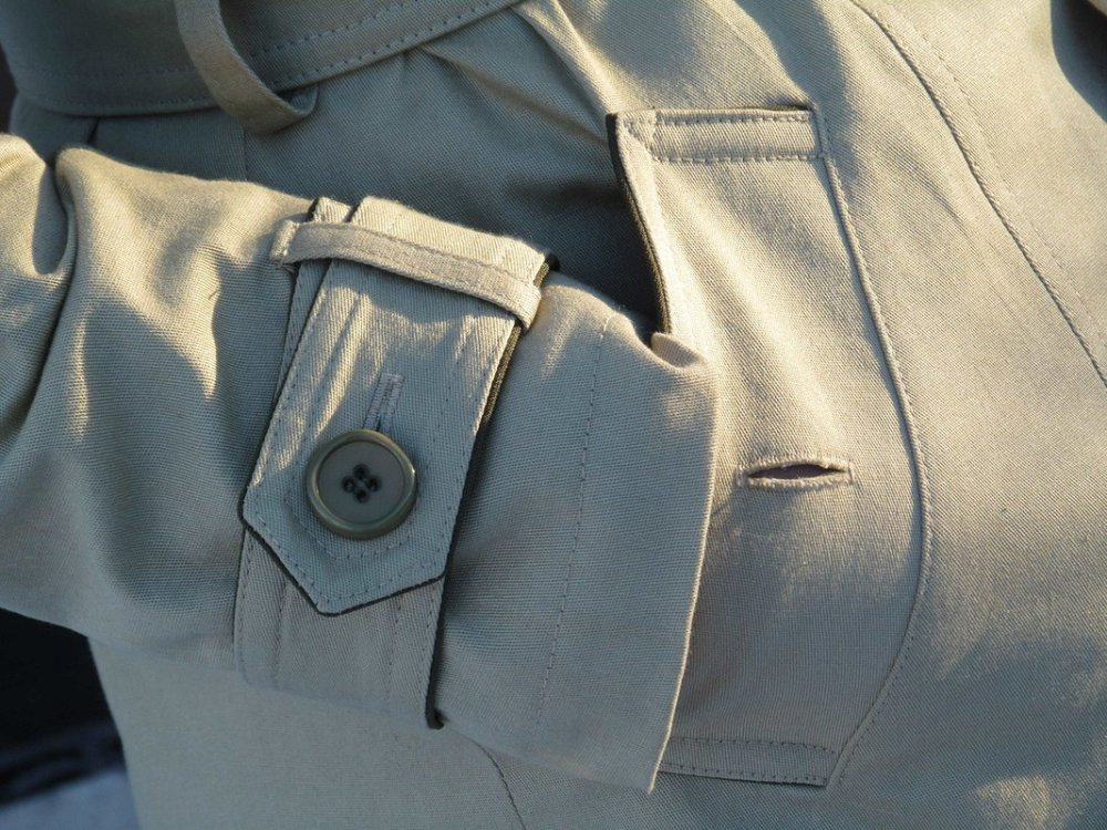 Карман с накладной листочкой в пальто