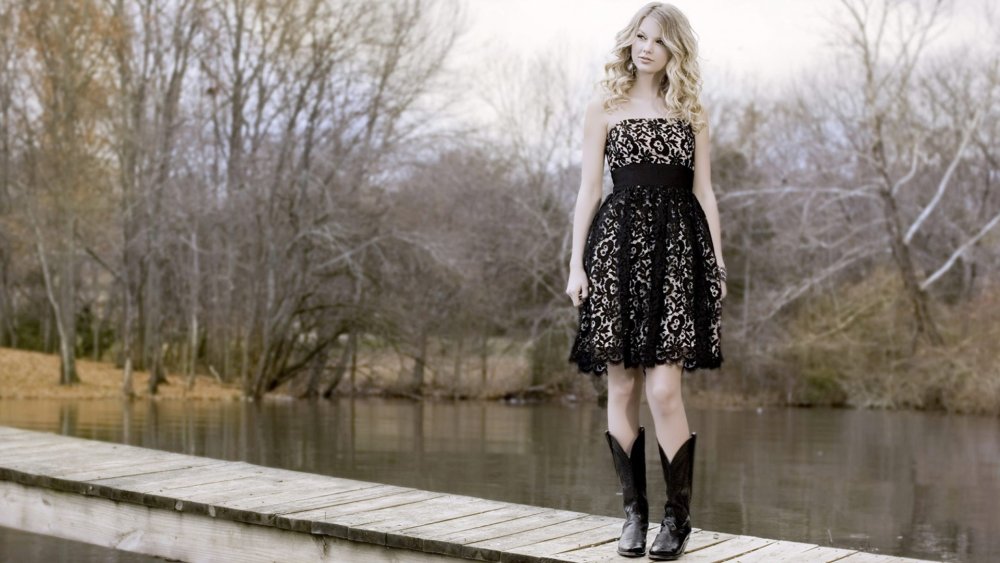 Эмили Ратажковски в сапогах