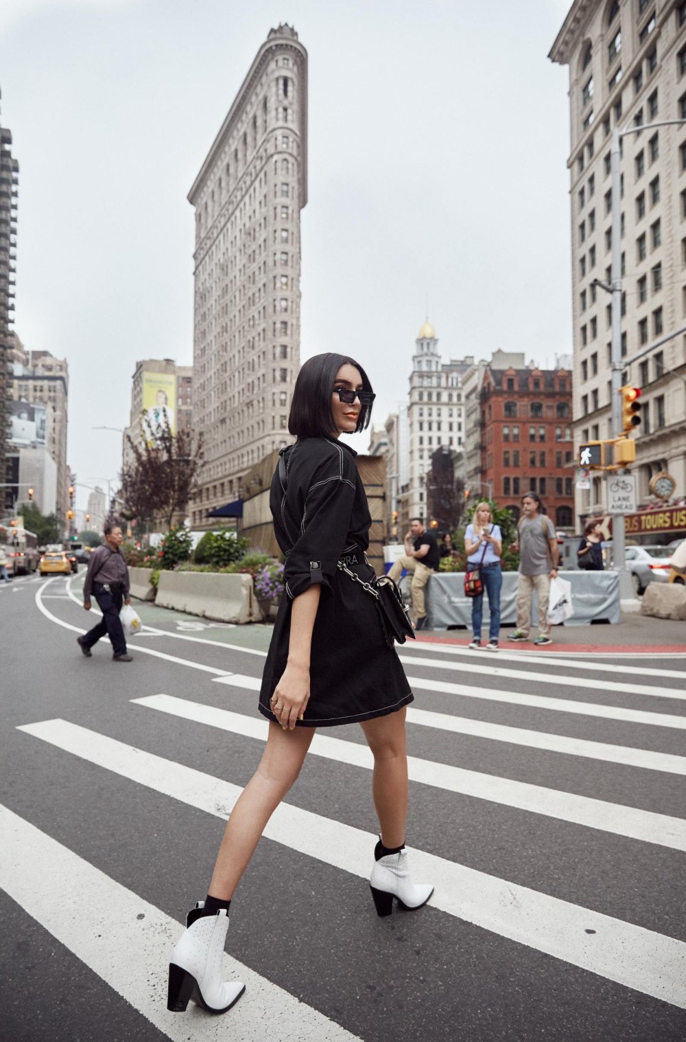 Белые ботинки с платьем