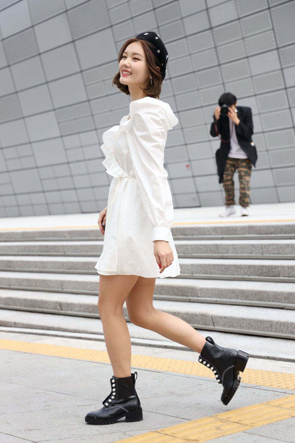 Черное платье с желтыми босоножками на танкетке