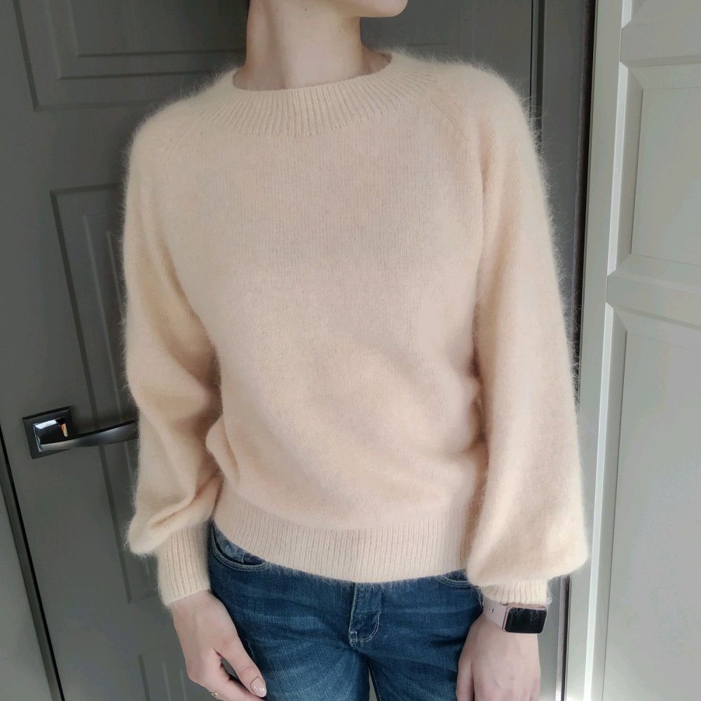 Пушистый свитер