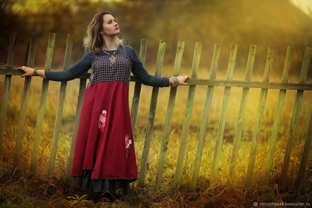 Девушка в русском сарафане