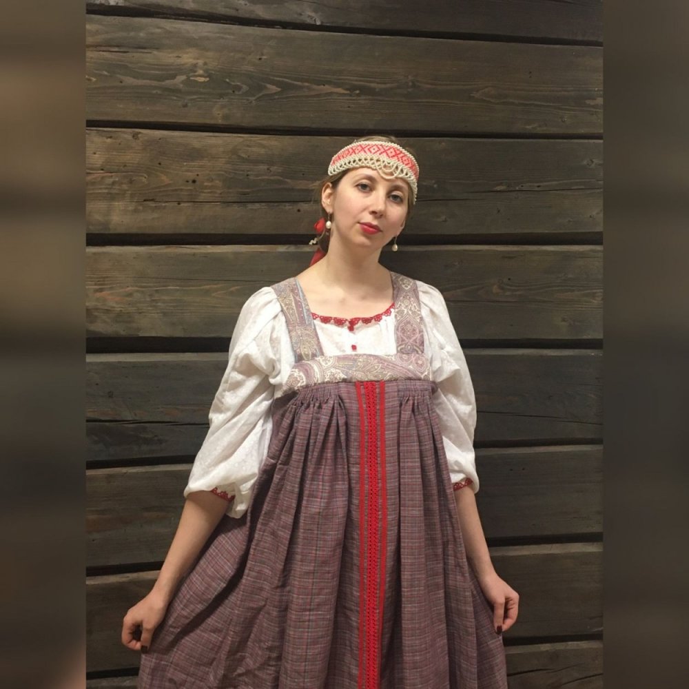 Девушка в Славянском платье