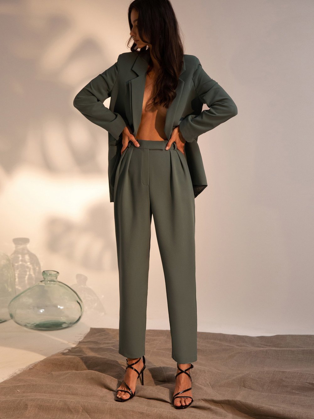 Белый шелковый костюм