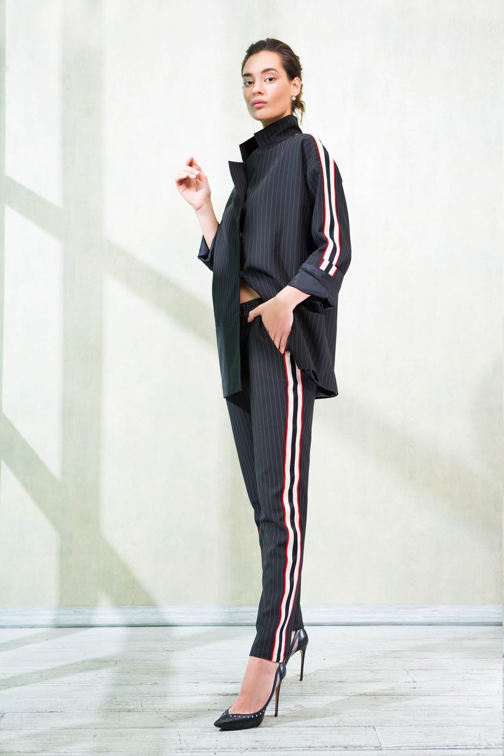 Строгий черный костюм женский