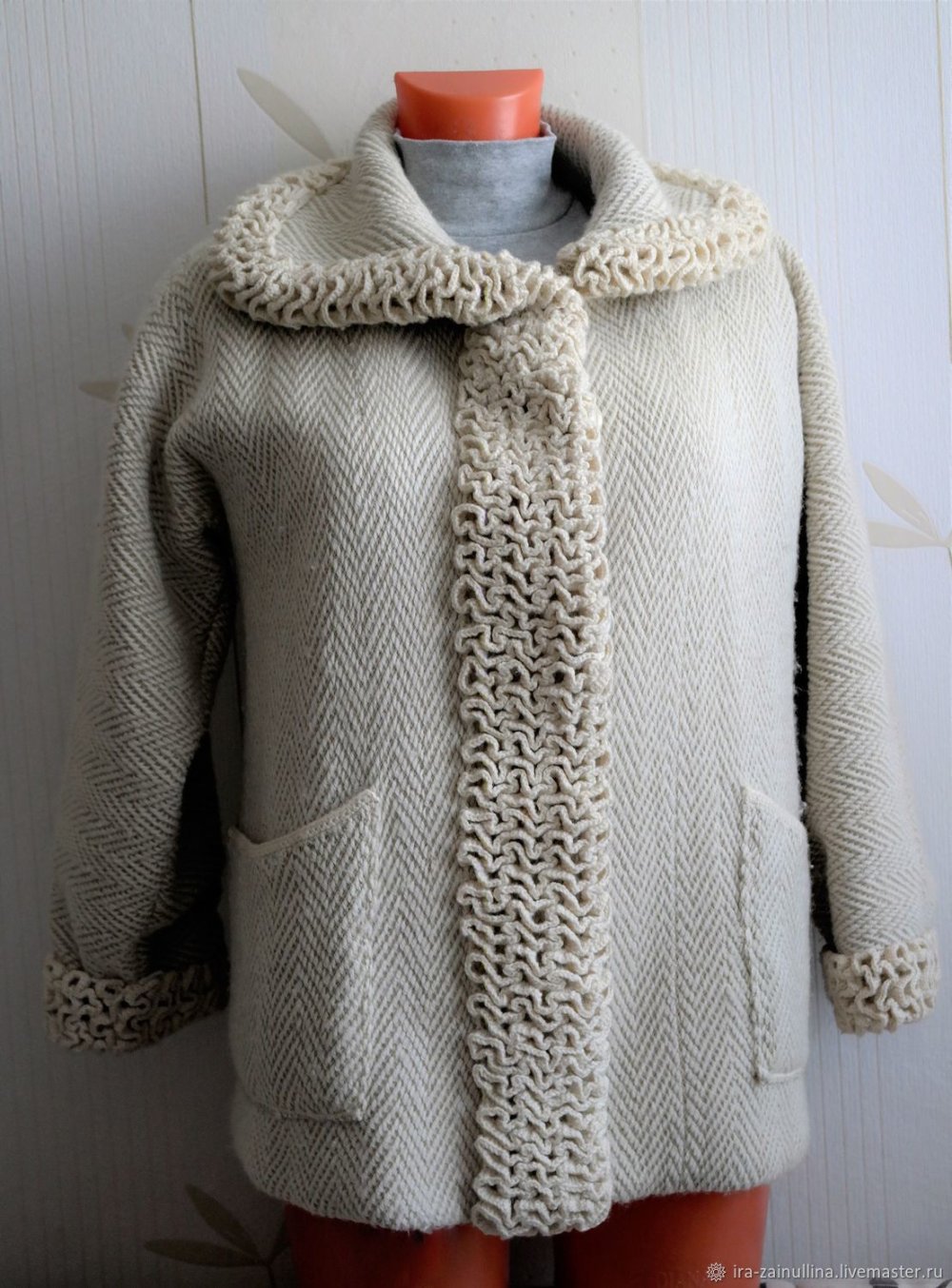 Вязаная кофта с шишечками