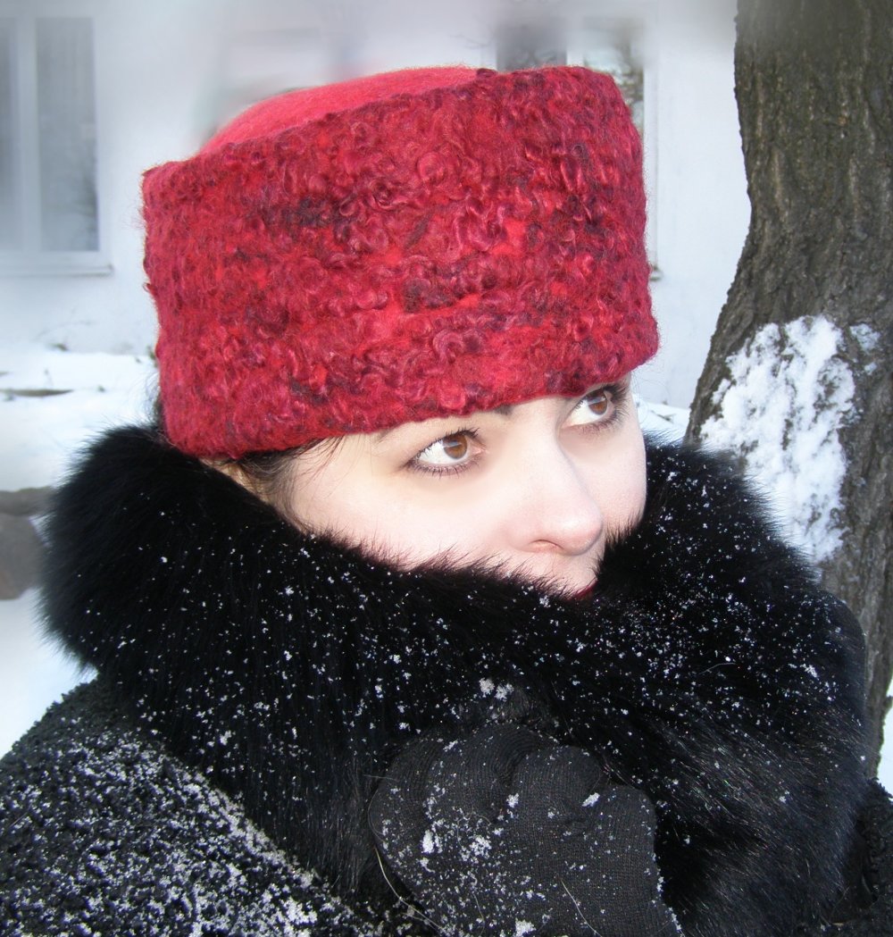 Шапка из буклированной пряжи спицами описание