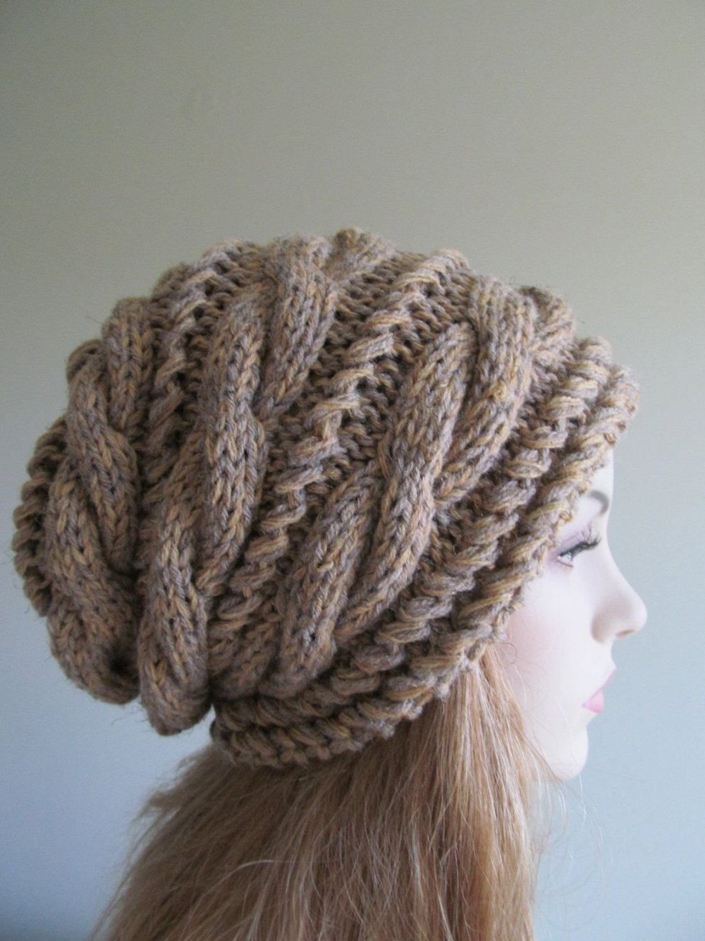 Шапка с поперечной косой сверху спицами