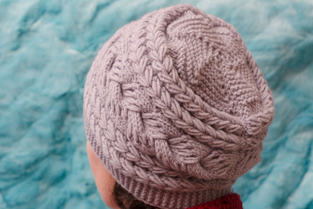 Шапка с горизонтальными косами