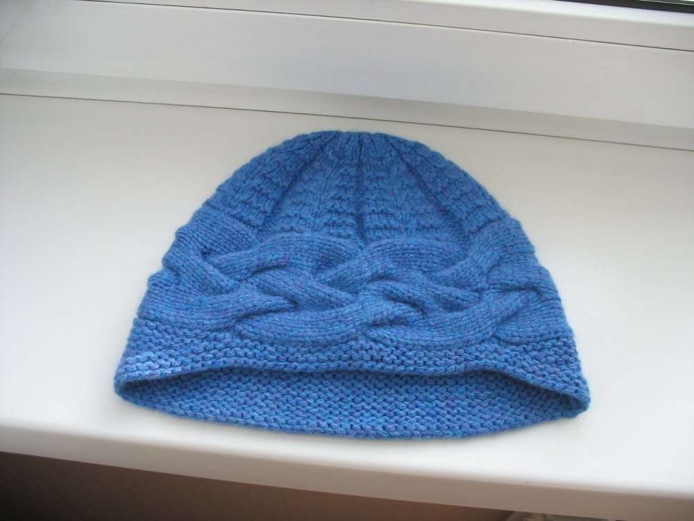 Шапка с поперечными косами