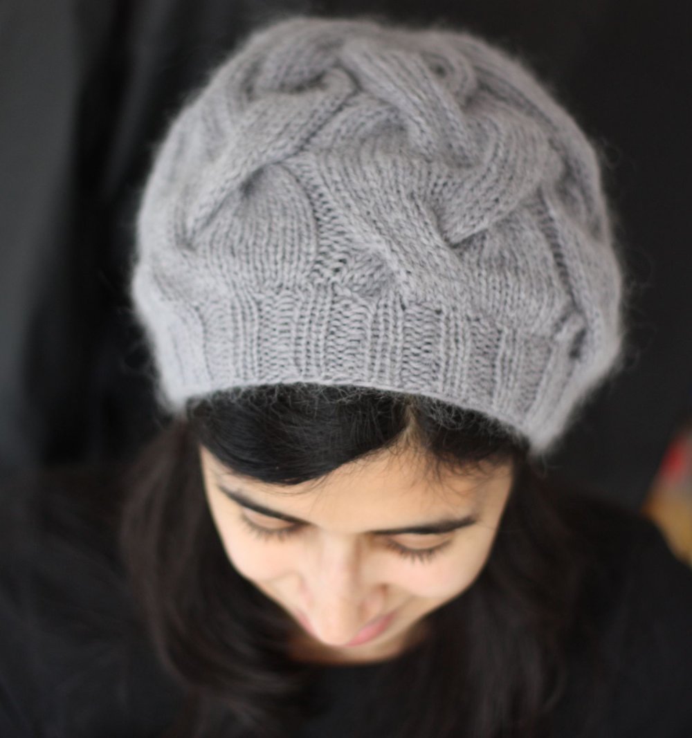 Вязаные шапки с поперечными косами