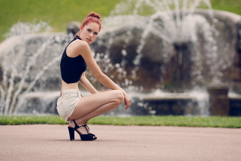 Девушка сидит на корточках