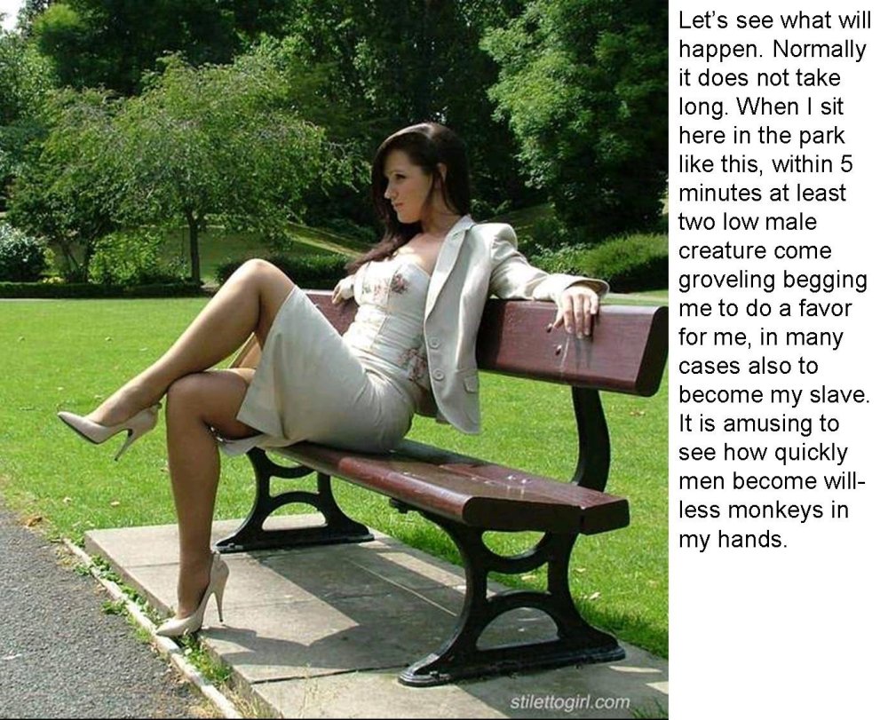 Девушки сидят в коротких юбках