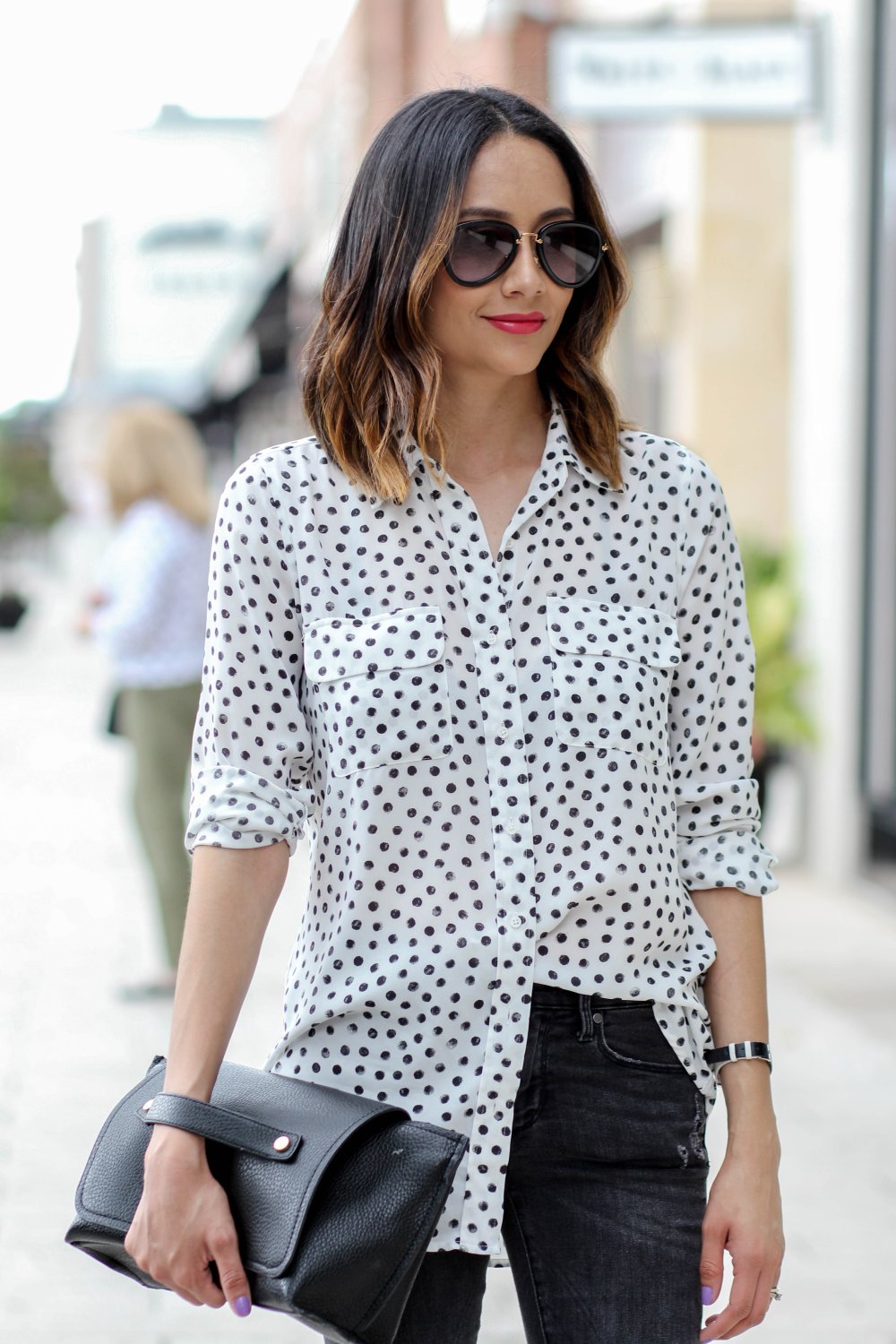 Белая рубашка и черные брюки женские